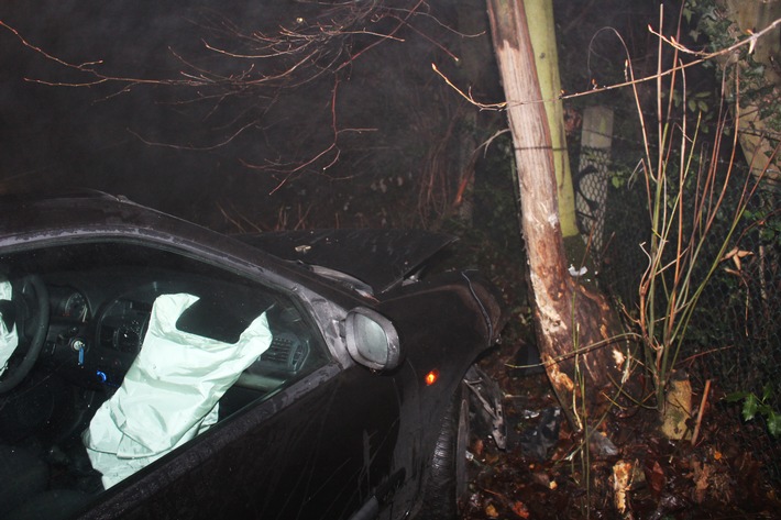 POL-GE: Alkohol am Steuer - Auto prallt gegen Baum