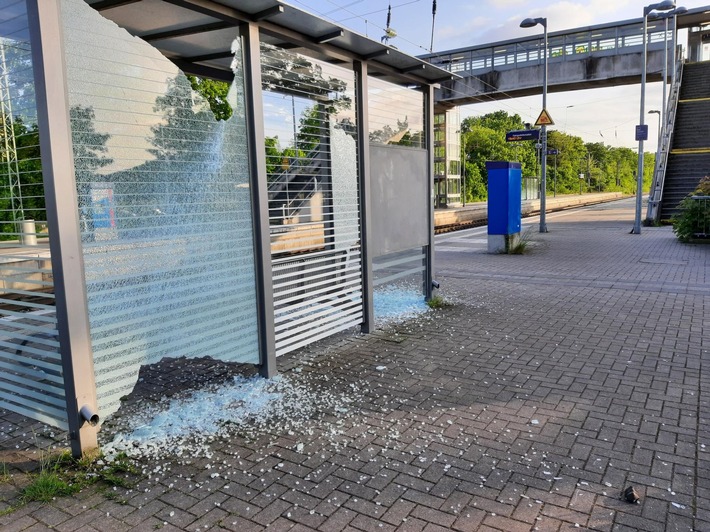 BPOL NRW: Zerstörungswut am Bahnhof - Bundespolizei nimmt Täter fest