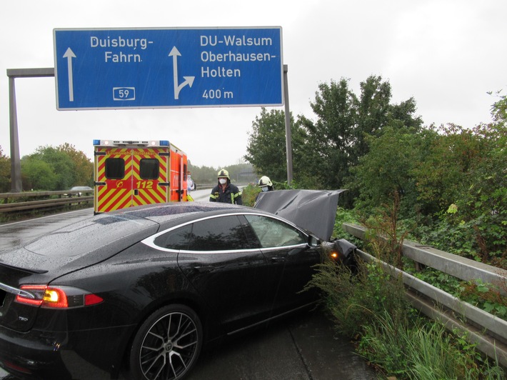 FW Dinslaken: Verkehrsunfall mit E-Auto