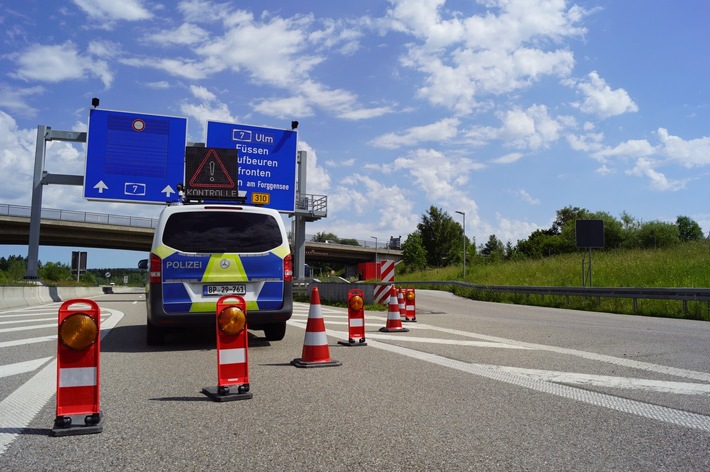 Bundespolizeidirektion München: Unter Drogeneinfluss und mit verbotenen Substanzen hinterm Steuer/ Bundespolizei findet Arzneimittel, Drogen, Bargeld und teure Uhr