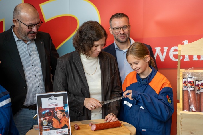 Die Feuerwehr-Salami ist zurück: EDEKA Nordwest unterstützt den Feuerwehrnachwuchs
