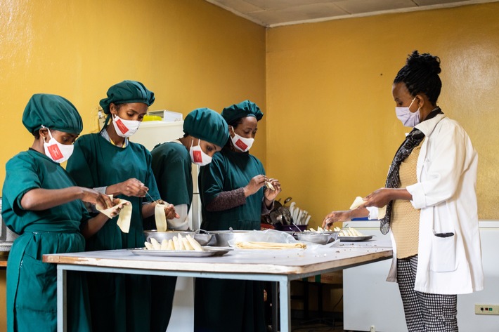 Auf Augenhöhe in den Slums von Addis Abeba: / Direkter Draht zwischen Schweizer Spendern und äthiopischen Müttern