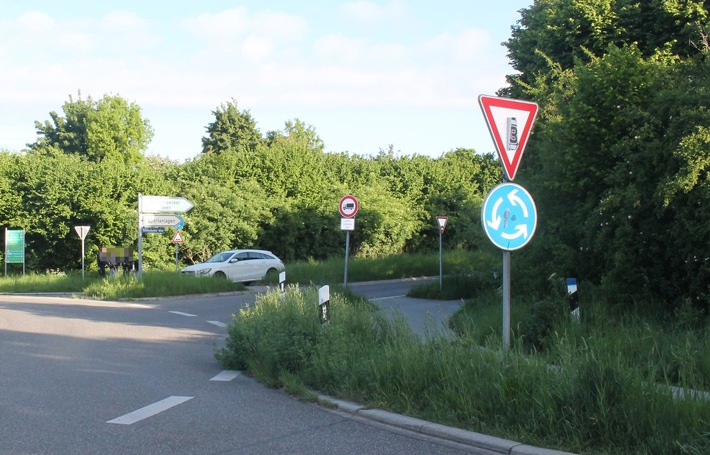 POL-VIE: Nettetal-Hinsbeck: Unfall im Kreisverkehr - E-Scooter-Fahrerin wird leicht verletzt