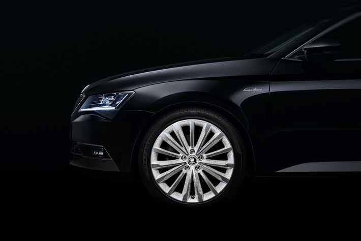 SKODA Showcar &quot;Superb Black Crystal&quot; brilliert durch Sternenstaub (FOTO)