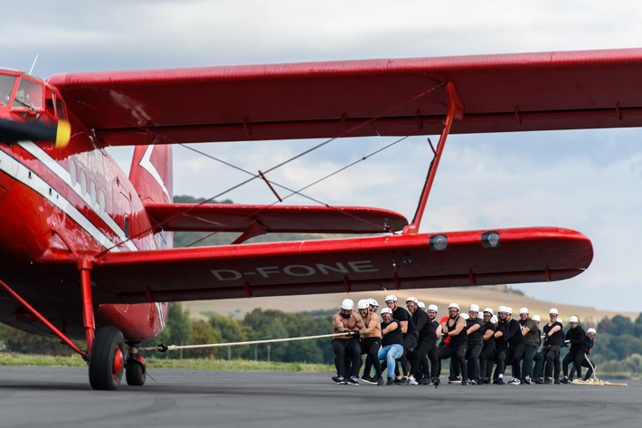 Wie viele Türsteher können ein Flugzeug am Start hindern? Elton präsentiert neue Action-Experimente bei "Alle gegen Einen" live auf ProSieben