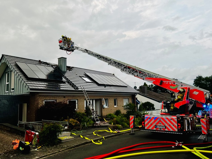 FW-GL: Dachstuhlbrand nach Blitzeinschlag in Einfamilienhaus im Stadtteil Schildgen von Bergisch Gladbach