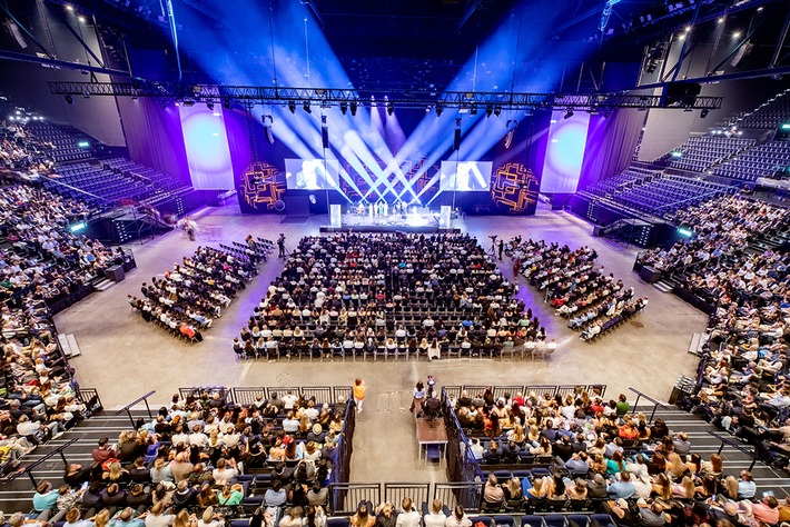 1219 erfolgreiche Kaufleute der Wirtschaftsschule KV Zürich erhalten ihr Fähigkeitszeugnis