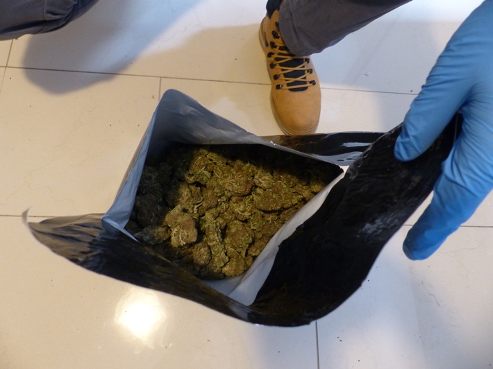 ZOLL-F: Zollfahndung Frankfurt vereitelt Fluchtversuch - "Drogenp&auml;rchen" festgenommen