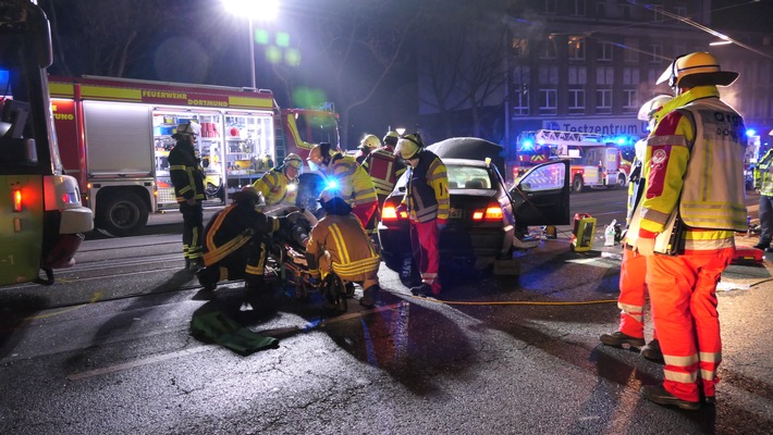 FW-DO: PKW kollidiert mit Stadtbahn Fahrer des PKW musste aufwändig gerettet werden