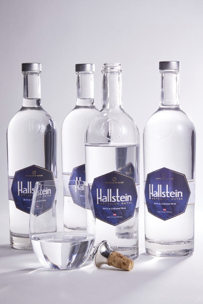 Hallstein Artesian Water jetzt in Glasflaschen / Ungefiltert, unbehandelt und kompromisslos ist Hallstein Water, das reinste Wasser der Welt, jetzt auch in 100% recycelten Glasflaschen erhältlich