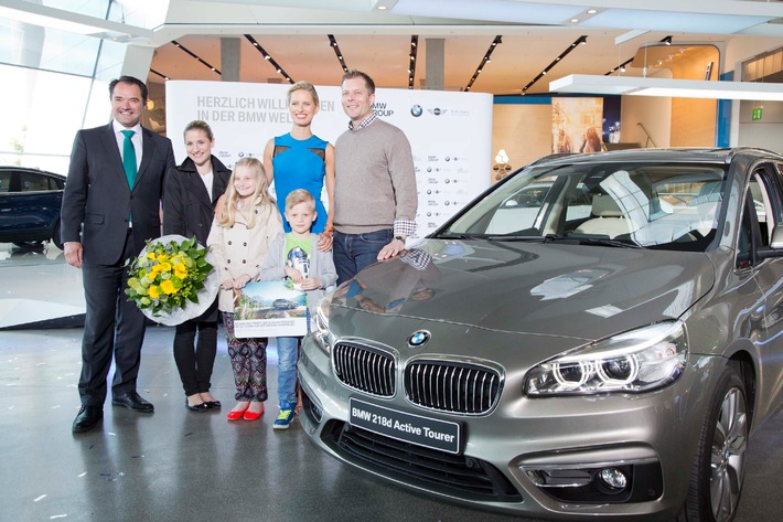 Eine Welt mit 15.000.000 Besuchern / BMW Welt und BMW Markenbotschafterin Karolína Kurková überraschen Jubiläumsbesucher