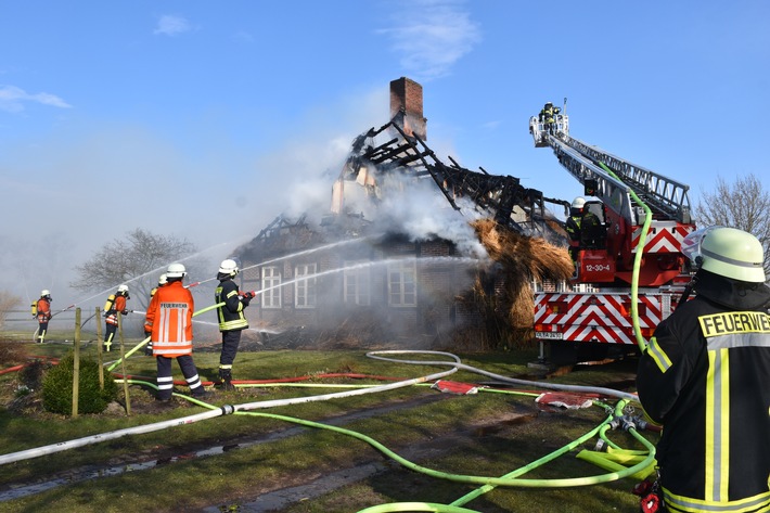POL-DEL: Landkreis Wesermarsch: Brand eines reetgedeckten Fachwerkhauses in Berne ++ Hoher Sachschaden ++ Ermittlungen zur Brandursache dauern an