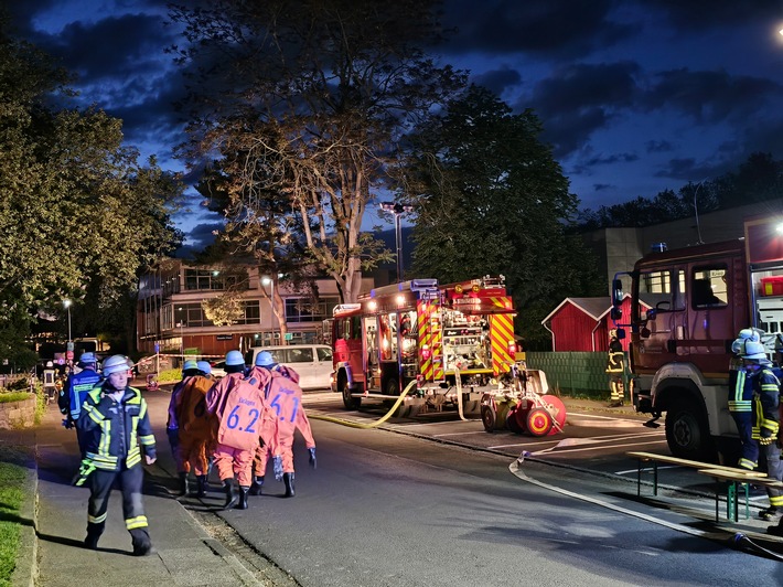 FW Königswinter: Chlorgasaustritt - Aufwändiger Feuerwehreinsatz im Hallenbad Königswinter