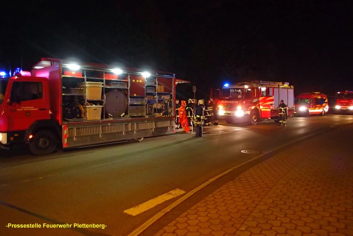 FW-PL: OT-Stadtmitte. Unklarer ätzender Geruch in Industriebetrieb sorgt für Großeinsatz der Feuerwehr.