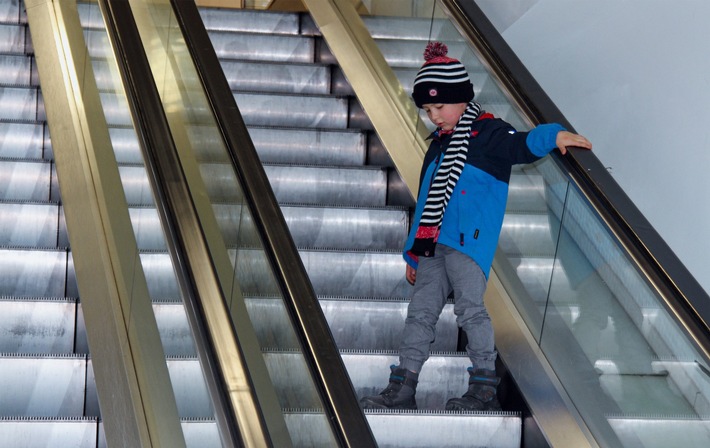 R+V: Rolltreppen - die unterschätzte Gefahr für Kinder