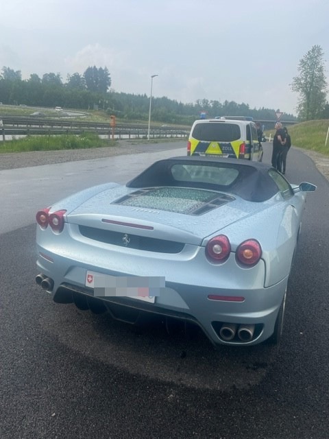 HZA-UL: Zöllner erwischen Männer bei Ferrari-Schmuggel aus der Schweiz