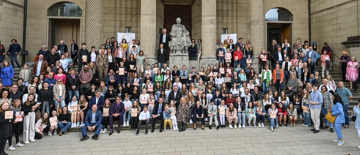 Gruppenfoto_StiftunG_Handschrift_Preisverleihung_2023.jpg