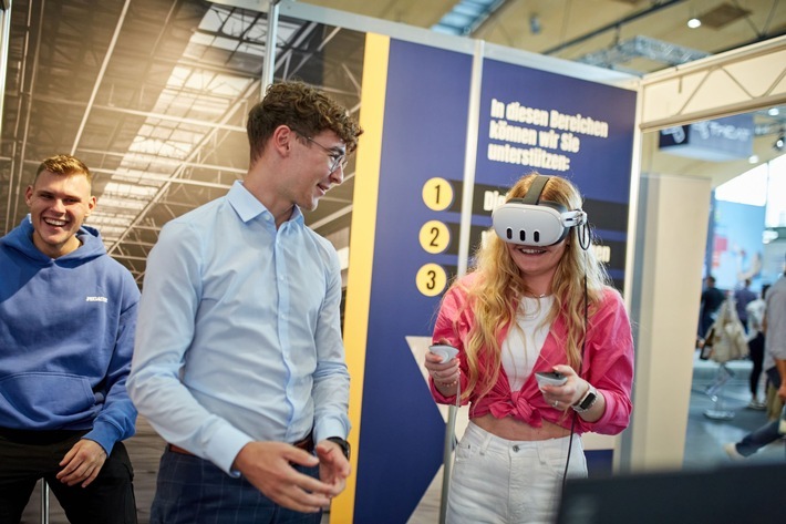 Augmented und Virtual Reality kommen bereits heute in vielen beruflichen Weiterbildungen zum Einsatz. / Weiterer Text über ots und www.presseportal.de/nr/62644 / Die Verwendung dieses Bildes für redaktionelle Zwecke ist unter Beachtung aller mitgeteilten Nutzungsbedingungen zulässig und dann auch honorarfrei. Veröffentlichung ausschließlich mit Bildrechte-Hinweis.