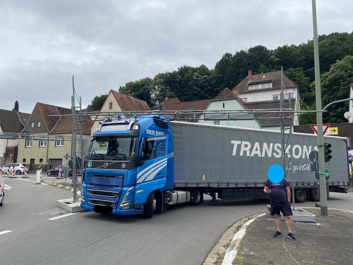 POL-PILAN: Lastwagen missachtet Höhenbegrenzung