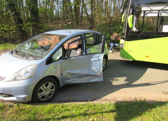 POL-ME: Bus prallt beim Abbiegen mit Pkw zusammen - Erkrath - 2004040