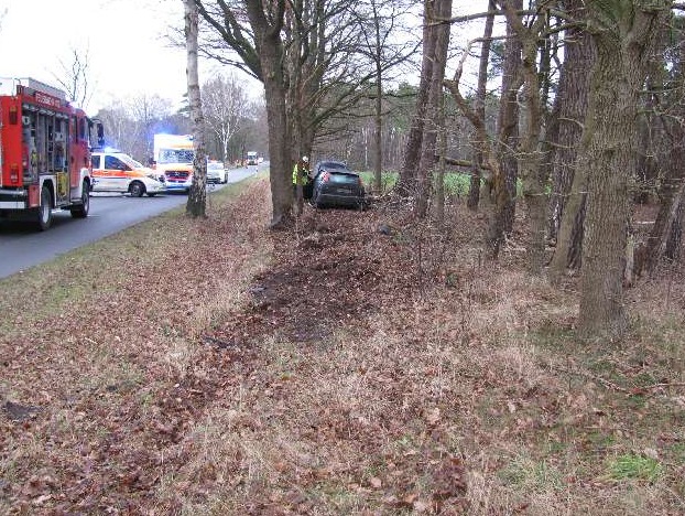 POL-ROW: ++ 21-jährige Autofahrerin bei Unfall auf der K 206 verletzt ++ Falsche Kennzeichen am Auto ++ Unfallflucht im Friedhofsweg - Polizei bittet um Hinweise ++