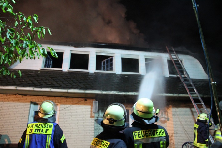 FW Menden: Feuerwehr rettet Bewohnerin aus brennendem Gebäude