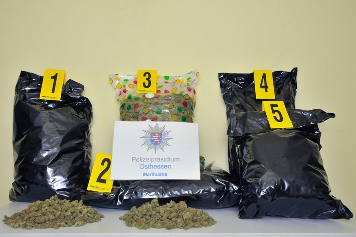 POL-OH: Mit 18 Kilogramm Marihuana im Gepäck vor Polizei geflüchtet