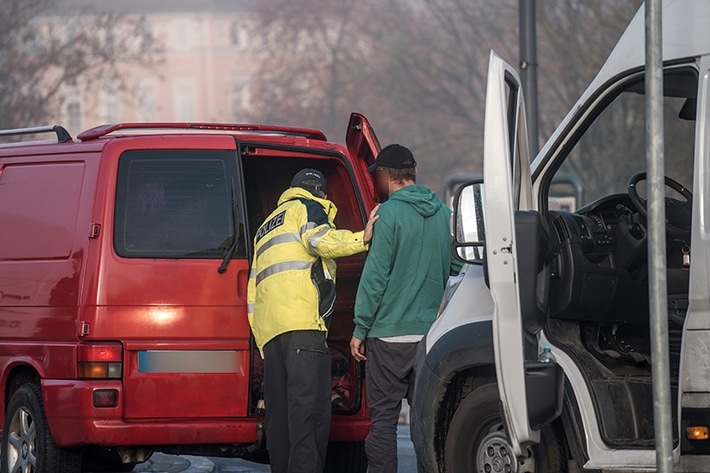 BPOL NRW: Bundespolizei deckt am Wochenende drei Schleusungen auf - Mehrfach auffälliger Schleuser wird gestellt