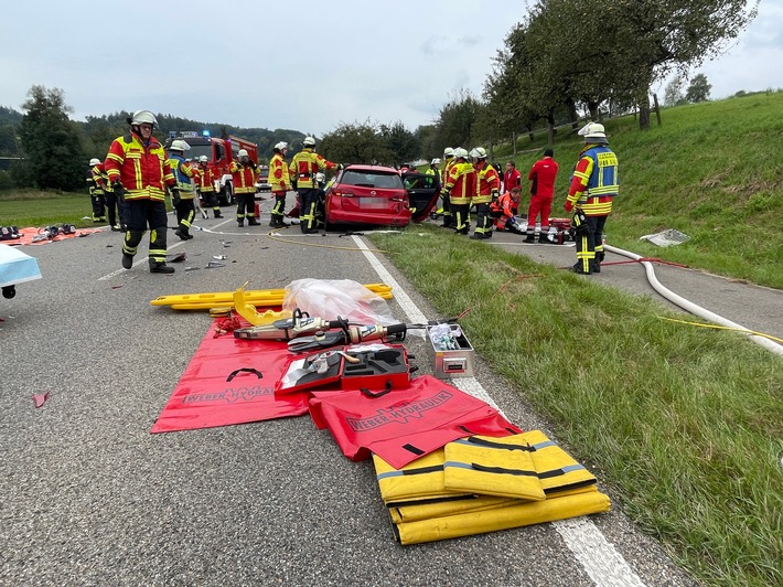 KFV Bodenseekreis: Frontalzusammenstoß: Feuerwehr befreit eingeklemmte Fahrerin