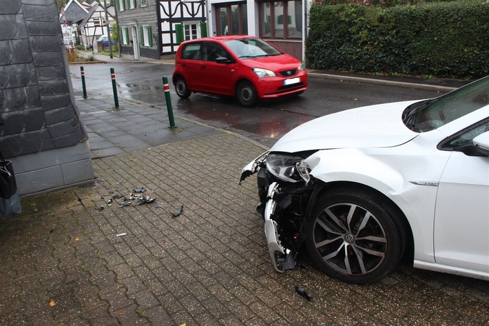 POL-RBK: Leichlingen - Pkw erfasst beinahe Fußgängerin und rammt eine Hauswand