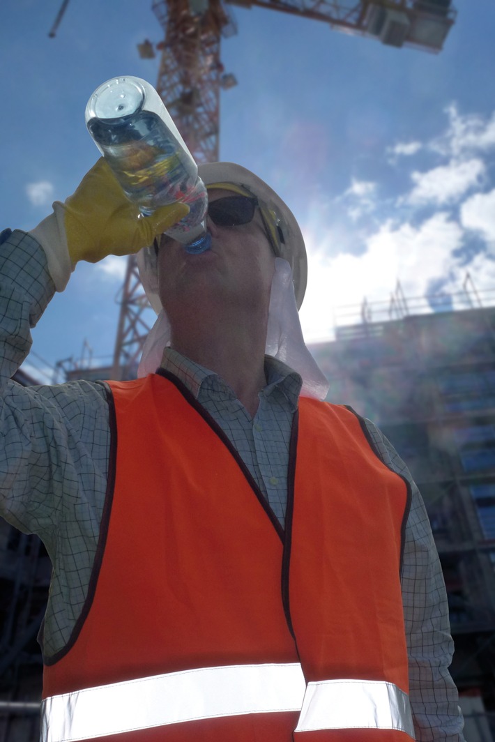 BG BAU warnt - Bei ungeschützter Arbeit unter der Sonne droht Hautkrebs