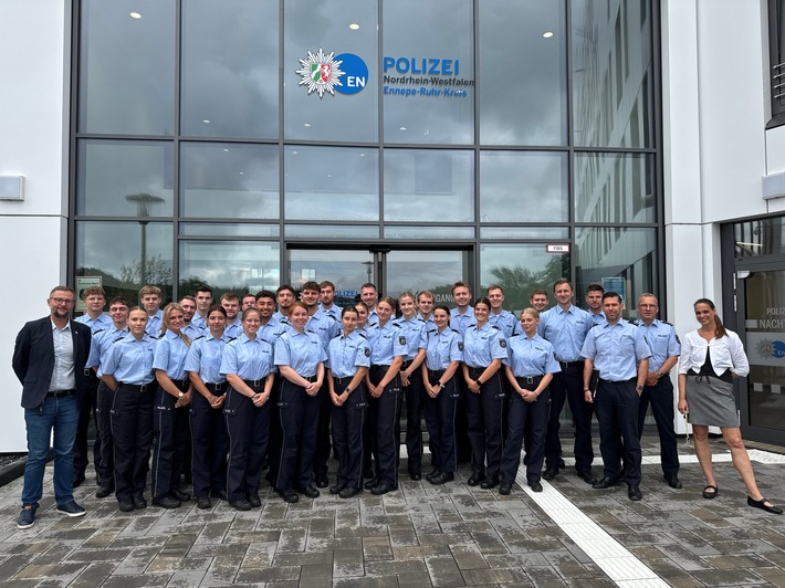 POL-EN: Ennepe-Ruhr-Kreis: 28 Kommissaranwärterinnen und -anwärter treten ihren Dienst an