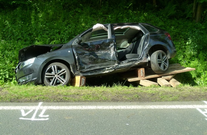 POL-MI: Vier Schwerverletzte nach Verkehrsunfall auf B 239