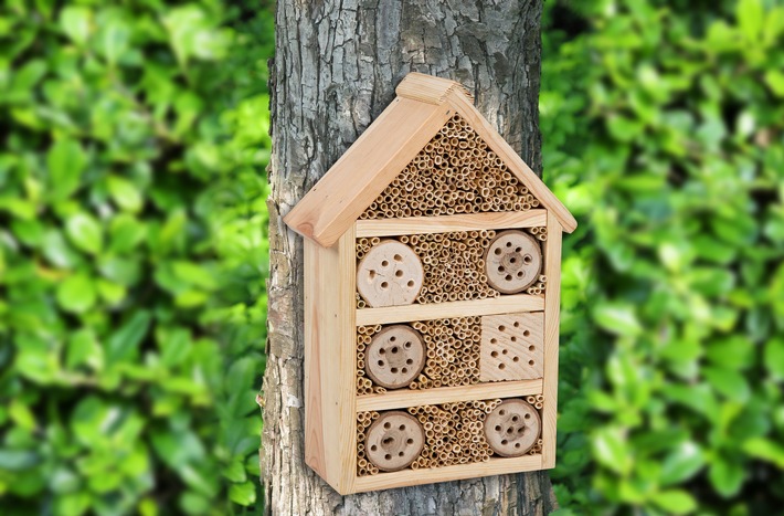 Kaufland fördert die biologische Vielfalt / Ab sofort verkauft das Unternehmen Bienenhotels