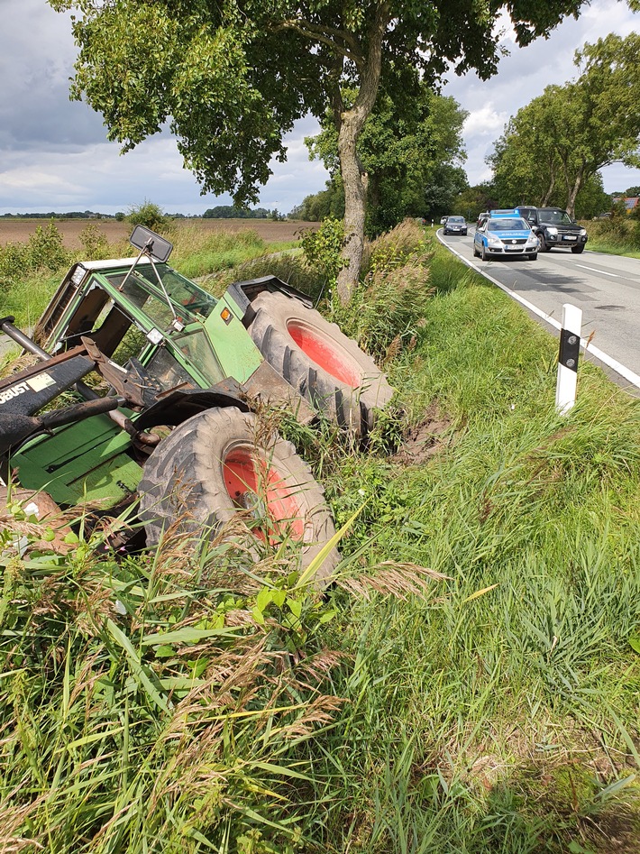 POL-WHV: Verkehrsunfall mit Traktor
