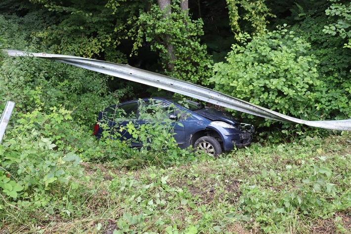 POL-PDWIL: Verkehrsunfall - PKW durchbricht die Schutzplanke