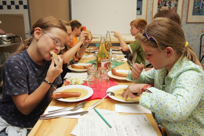 Schüler stimmen ab: Rotes Linsengemüse ist erste Wahl - Erstmals Standards für optimierte Schulküche - Bundesweite Feldstudie von Nestlé und FKE