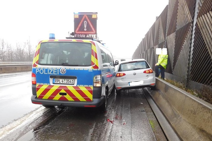 POL-VDKO: Verkehrsunfall durch Schneeglätte mit Beteiligung eines Polizeifahrzeugs