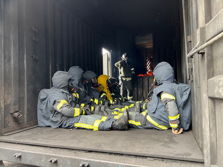 FW Alpen: Sicherheit im Einsatz: Freiwillige Feuerwehr der Gemeinde Alpen trainiert auf Training-Base in Weeze