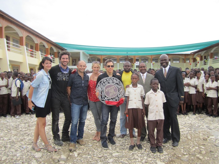 Ben Stiller geht zur Schule / Hollywood Schauspieler besucht nph Projekt in Haiti (BILD)