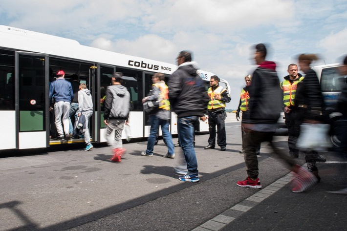 BPOL NRW: Bundespolizei nimmt zwei gesuchte Männer fest - Einer wurde mit Abschiebungsverfügung von den Ausländerbehörden gesucht