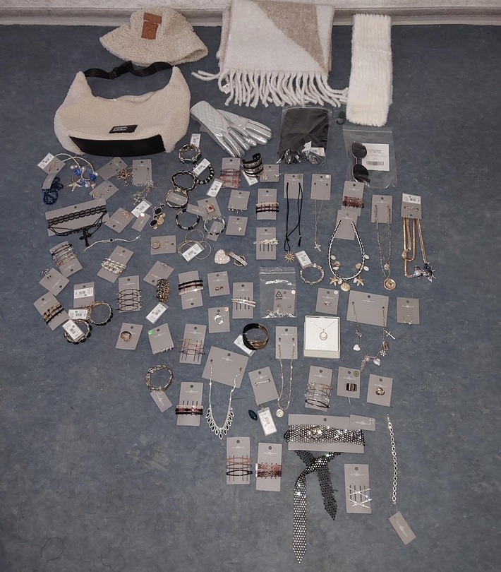 BPOL-HH: Frau auf "Shopping-Tour" im Hauptbahnhof - Diebstahl von 76 Gegenständen im Wert von über 1.000 EUR - Festnahme durch Bundespolizei