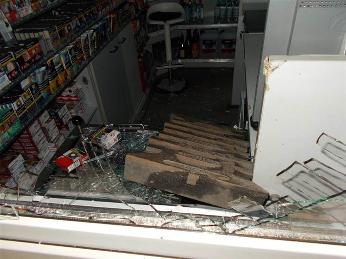 POL-NE: Einbruch in Tankstelle - Unbekannte werfen Gullideckel in Fensterscheibe