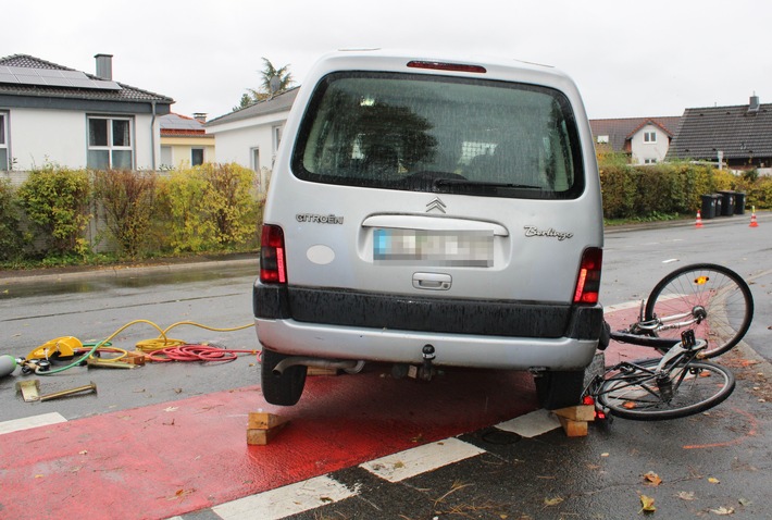 POL-RBK: Odenthal - Verkehrsunfall zwischen Pkw und Fahrrad - Fahrradfahrer erleidet lebensgefährliche Verletzungen - Zeugen gesucht