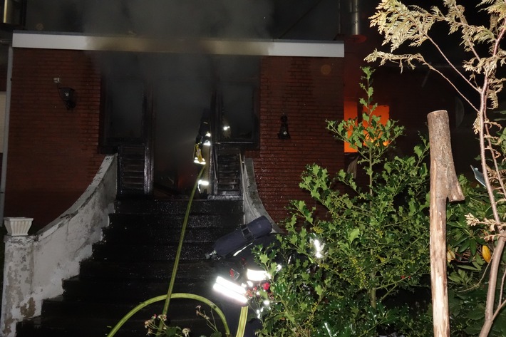 FW Bremerhaven: Wohnhaus brennt vollständig aus