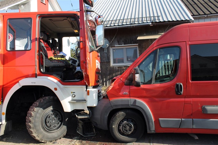 POL-OE: Drei Verletzte bei Unfall mit Feuerwehrlöschfahrzeug