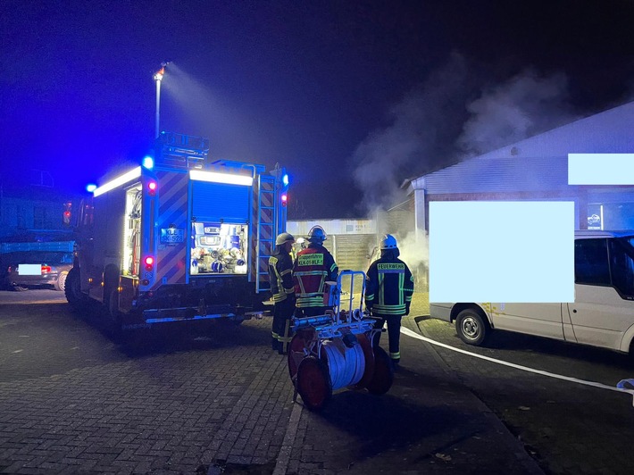 Feuerwehr Kalkar: PKW Brand an einem Autohaus