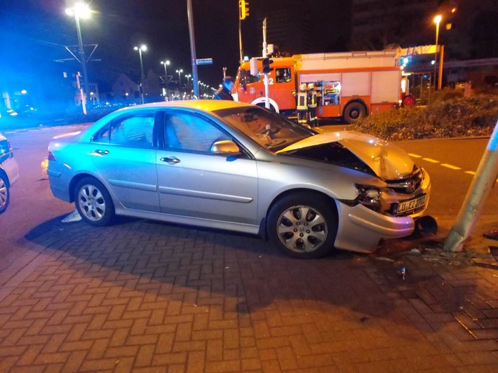 POL-PPRP: Betrunkene Autofahrerin beschädigt Fußgängerampel