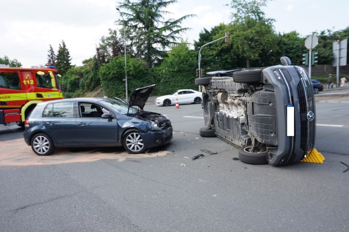 FW Ratingen: Verkehrsunfall: VW-Bus auf Seite