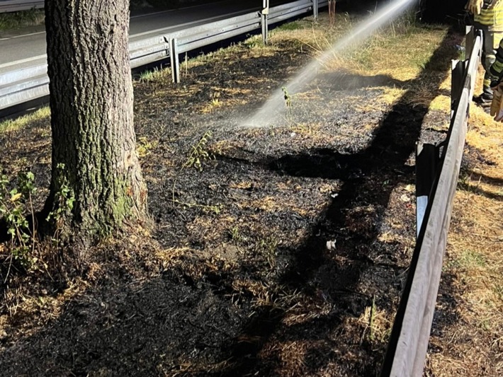 FW Hünxe: Grünstreifen auf der A3 in Brand geraten